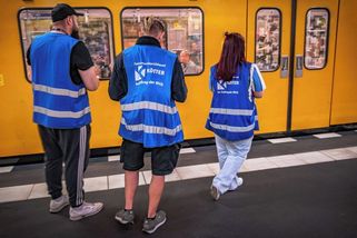 Černým pasažérům v Berlíně pomáhá mobilní aplikace. Uživatelé se navzájem varují před revizory - Novinky